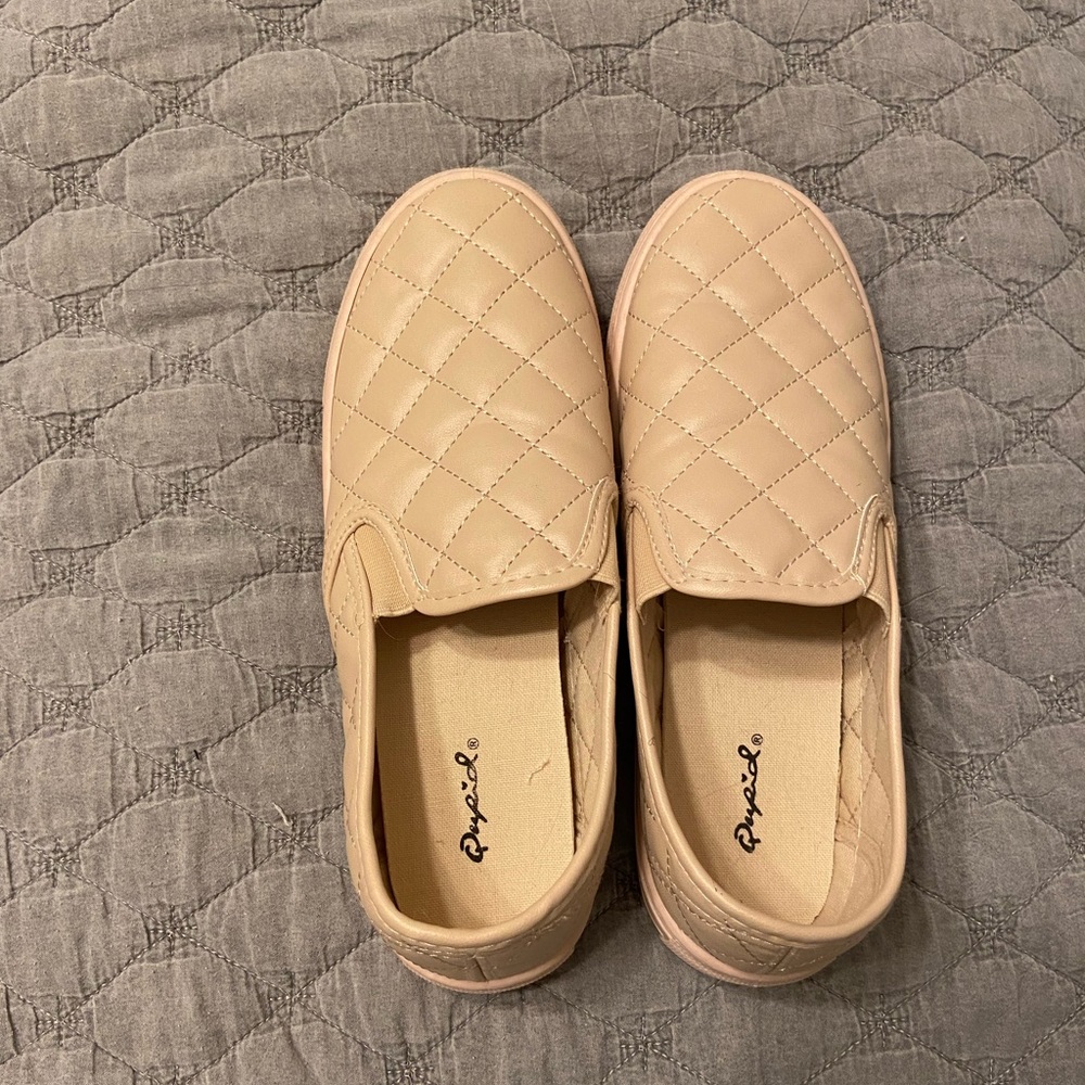 Boutique Tan/Blush Quilted slide on shoes (8 1/2)